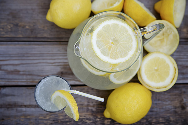 Výhody a poškození vody citronem na lačný žaludek