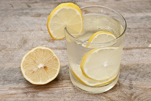 Výhody a poškození vody citronem