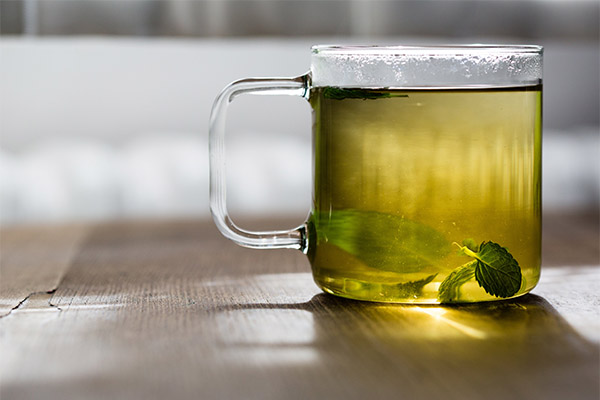 الشاي الأخضر مع بلسم النعناع أو الليمون