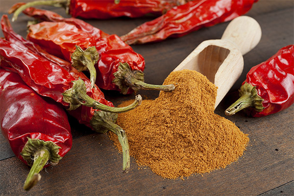 Výhody a poškození červené mleté ​​papriky
