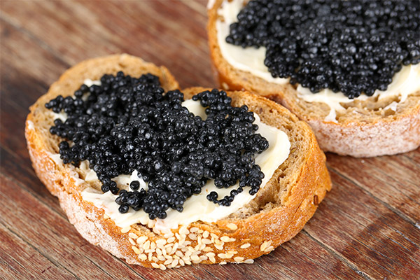 Sandwiches au caviar noir