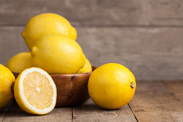 Fördelarna och skadorna på citron