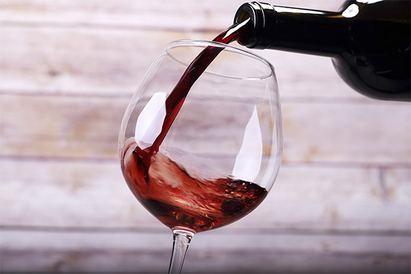 Fördelarna och skadorna på rött vin