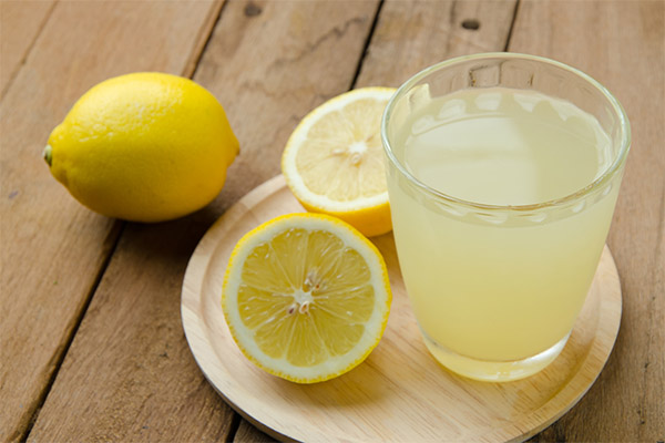 Výhody a poškození citronové šťávy