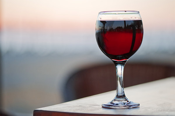 Recept av traditionell medicin baserad på rött vin