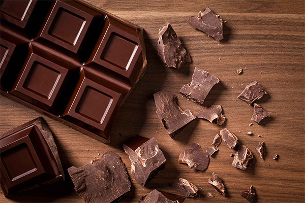 Fördelarna och skadarna med mörk choklad
