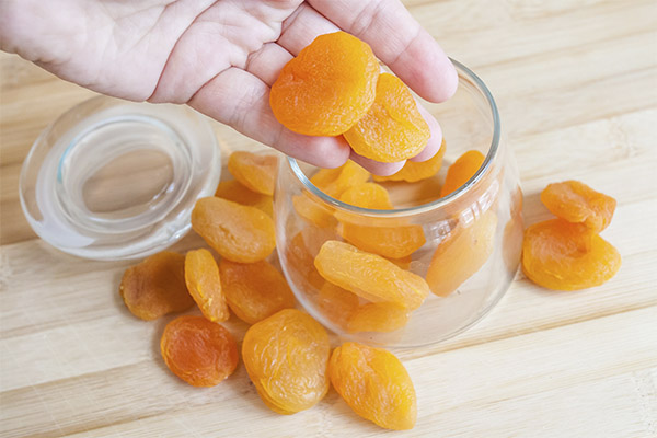 Hur man lagrar torkade aprikoser